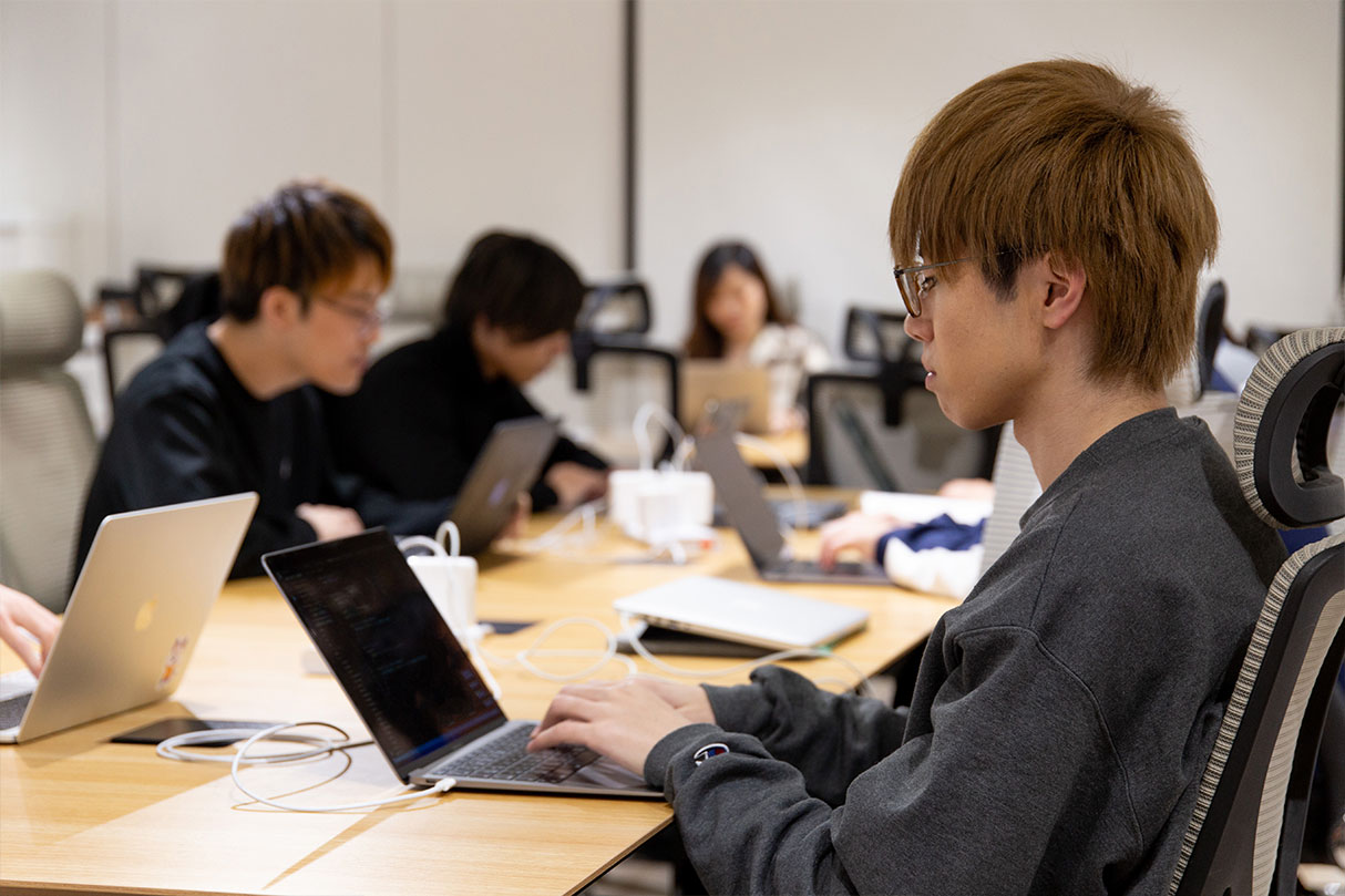 Webエンジニアになるために必要なスキルを徹底的に磨くことができます。